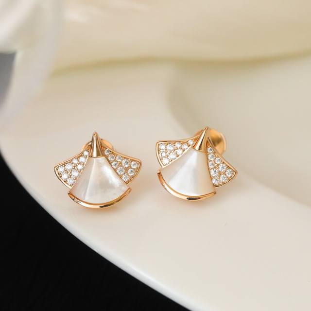 Diva White Mother-of-Pearl Earrings. These Diva earrings exude a more sophistica
