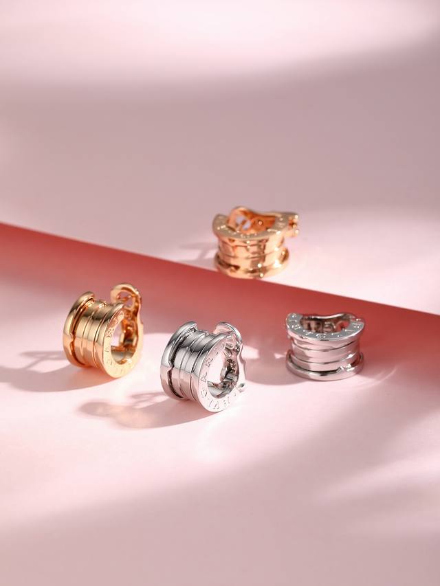 B.Zero1 Three-loop spring earrings, inspired by the Roman Colosseum, featuring a