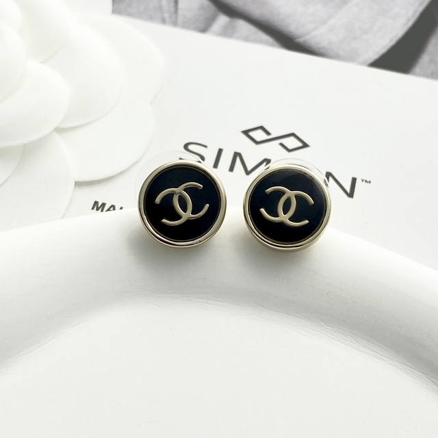 Chanel earrings hot-selling style new arrival Chanel 25 black and gold enamel ro