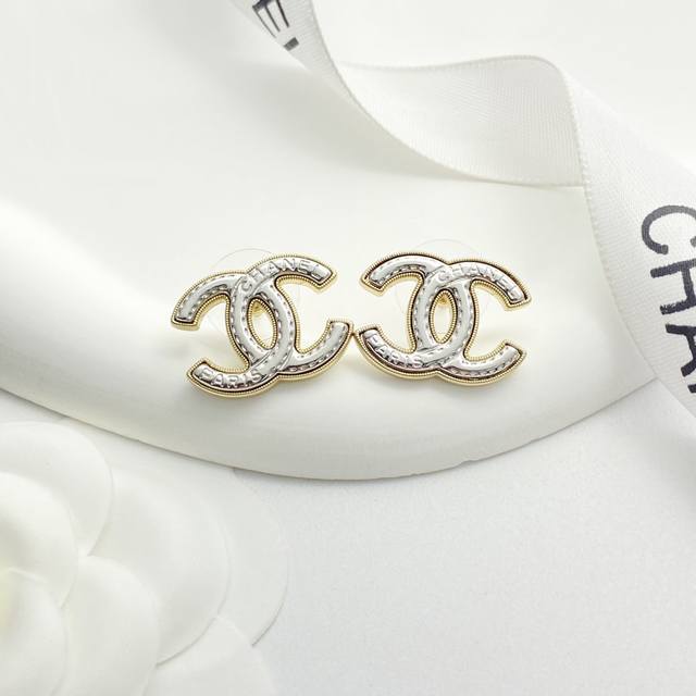 Chanel earrings hot-selling new arrival Chanel 25 gold-rimmed silver enamel doub