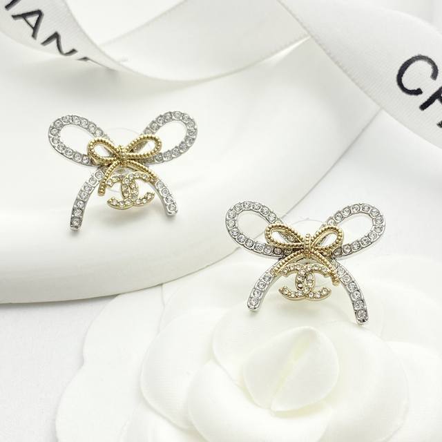 Chanel earrings hot-selling new arrival! Chanel 25 gold and silver two-tone 3D b