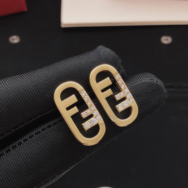 Item No. Fded0068 Fend* Latest style polished diamond-encrusted earrings, consis