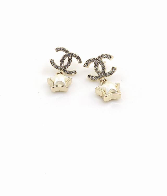 Chanel's latest white pearl five-pointed star earrings, identical to the Z batch