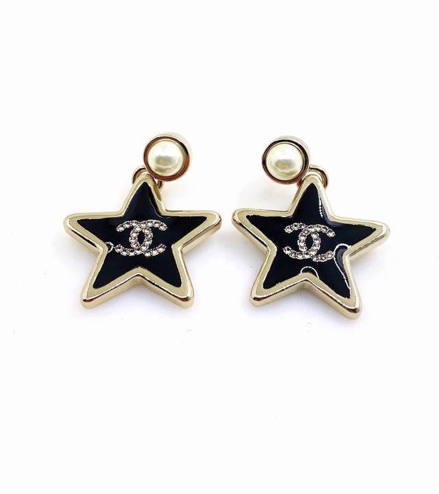 Chanel's latest resin five-pointed star earrings, identical to batch Z, made of