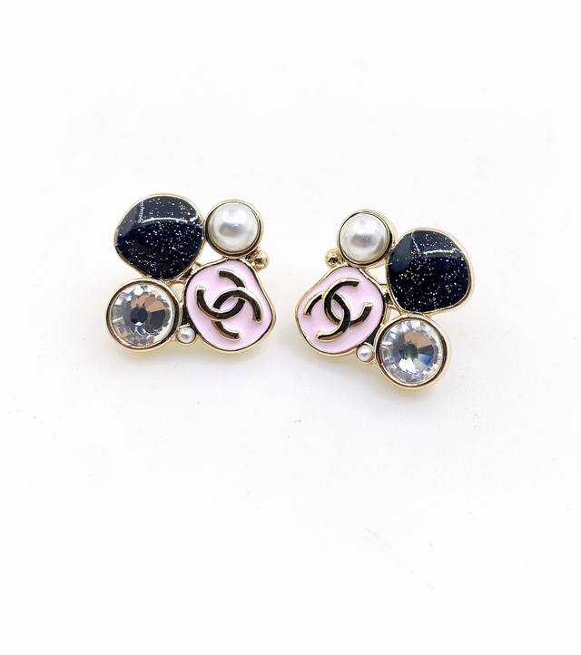 Chanel's latest pink and black earrings, same batch, brass material.