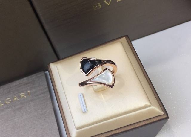 Custom-made misaligned fan-shaped ring, new Bvlgari black onyx and white mother-