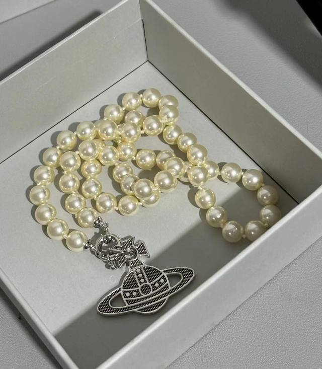 Vivienne Westwood Necklace Baby, what is a happy planet? Come, this is a happy p