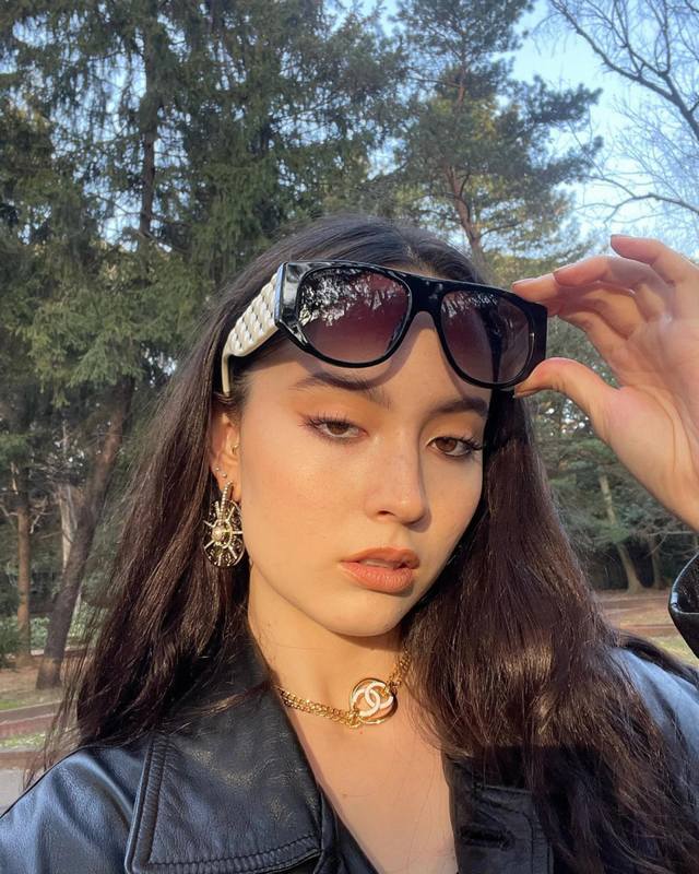 Our product Zp6630 is an incredibly beautiful Cha El double C necklace. Cha El's