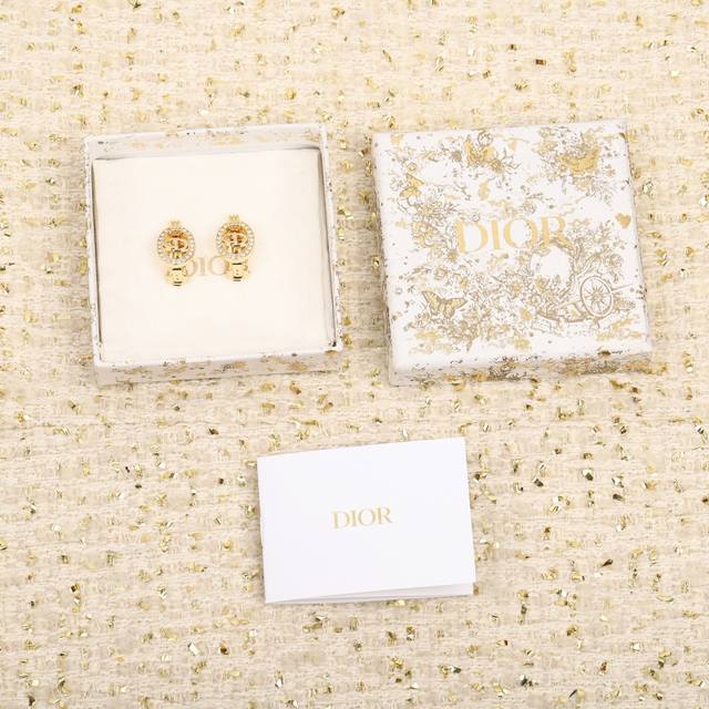 We offer our favorite Vintage pieces in large quantities. For inquiries, please