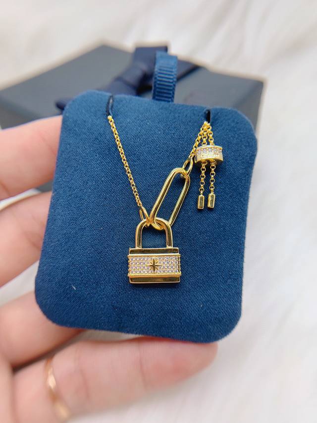 A batch of Monaco shooting star lock pendant necklace! Lock in your loved one, l
