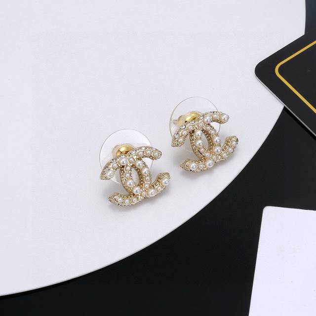 Chanel classic style earrings, high-quality original material, very fashionable,
