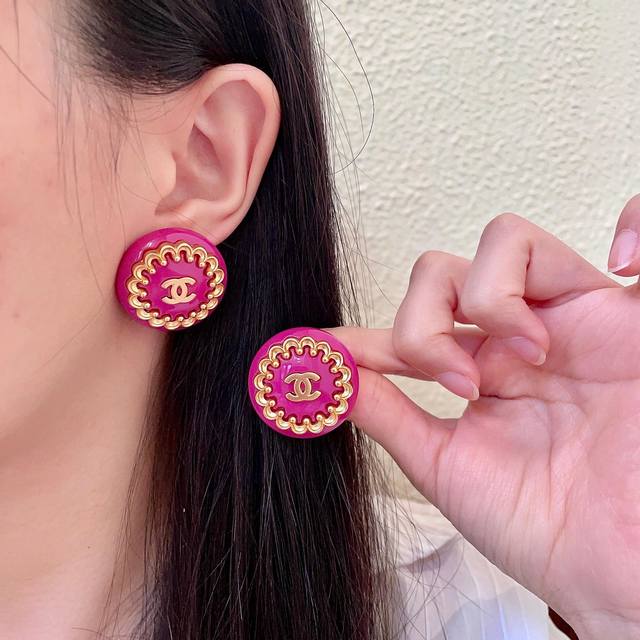 Chanel classic double C stud earrings in three colors (Ddd)