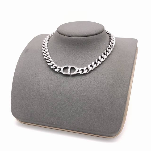 Item No. Dxl0131 Dior necklace with diamond-encrusted silver chain.
