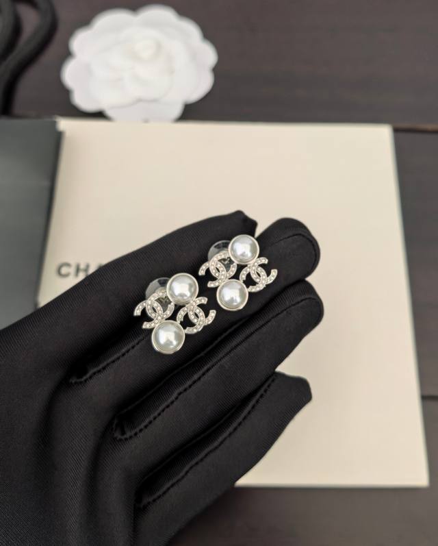 Chanel's latest white gold Cc earrings, identical to the Z batch, made of brass.