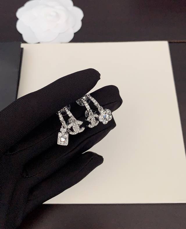 Chanel's latest white gold vase earrings, identical to the Z batch, made of bras
