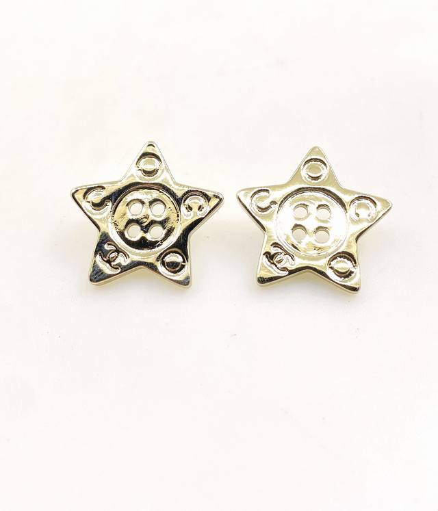 Chanel's latest light gold five-pointed star button earrings, identical to the Z