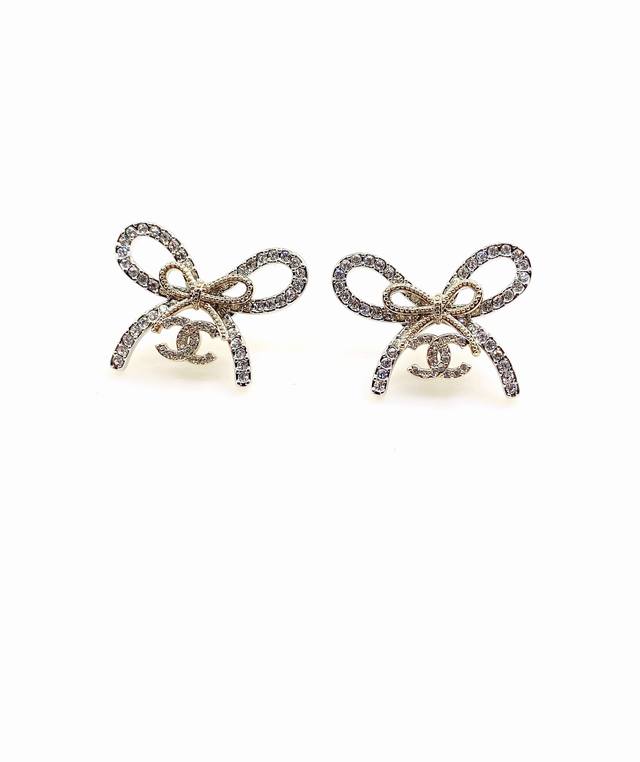 Chanel's latest two-tone double-layer bow earrings, identical to the Z batch, ma