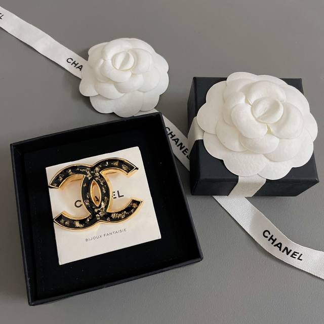 Our gold foil double C brooch Z 5300 is destined to become a classic! A very vin