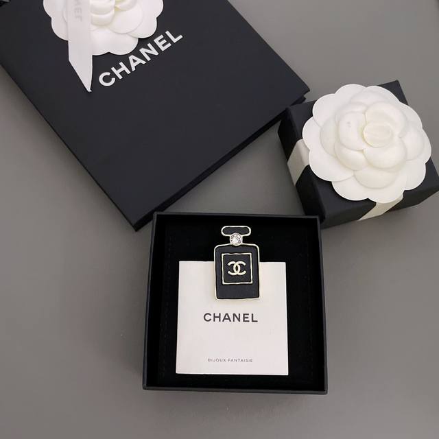 We offer the Z 4200 faux leather perfume bottle brooch! Highly recommended! A pe