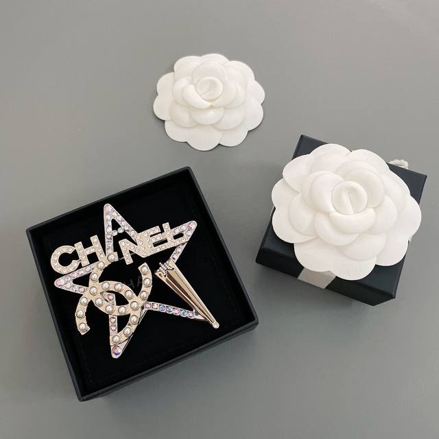 Our dazzling five-pointed star brooch Z 10300, oh my god! A brooch priced at ove
