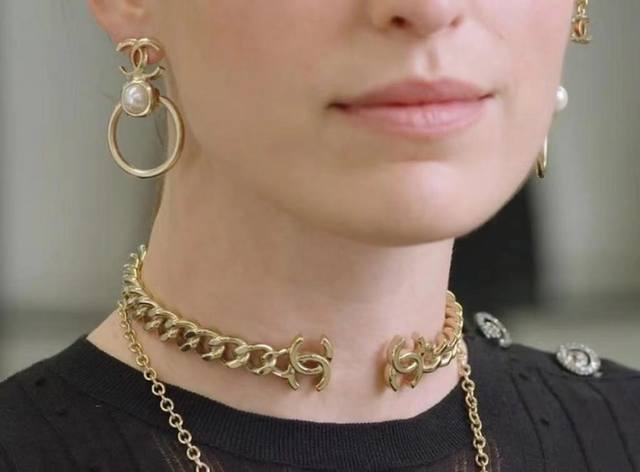 We are offering batch Z of 5850 double C pearl earrings. For bulk inquiries, ple