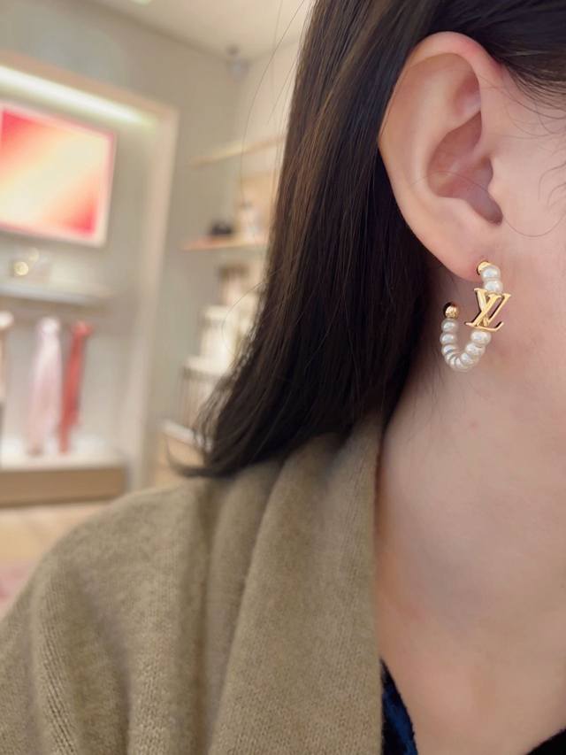 Our Zp5920 Green Gold Flower Pearl Earrings are exquisitely designed and I love