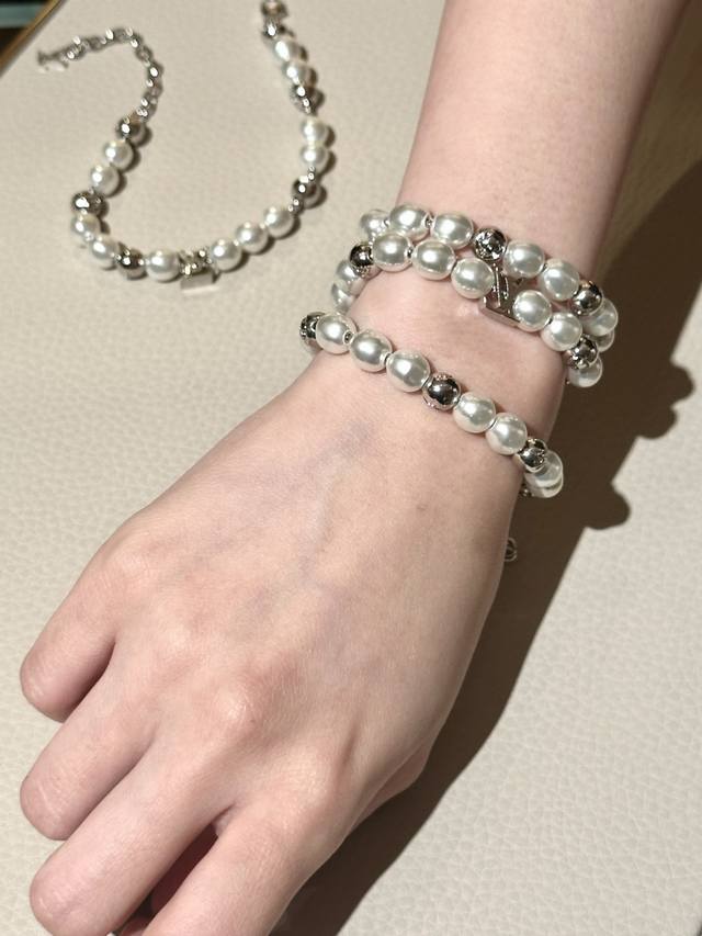 We offer necklace Zp9690 and bracelet 4600. These are the same styles worn by Wa