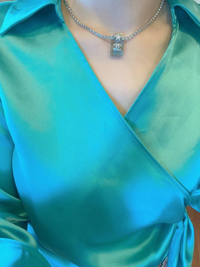 We produce batch Z 8580, bulk inquiries welcome! Chanel full-diamond perfume bot