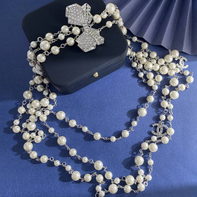 Xn92 Chanel style chic and sophisticated full diamond bow double C letter three-