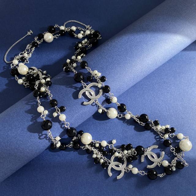 Xn92 Chanel-style long necklace with black and white pearls, smooth double C log