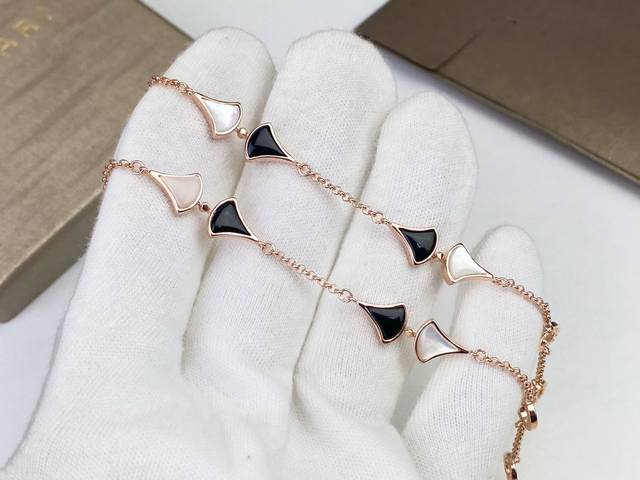 Bvlgari Black Onyx and White Mother-of-Pearl Fan-Shaped Bracelet - Absolutely st