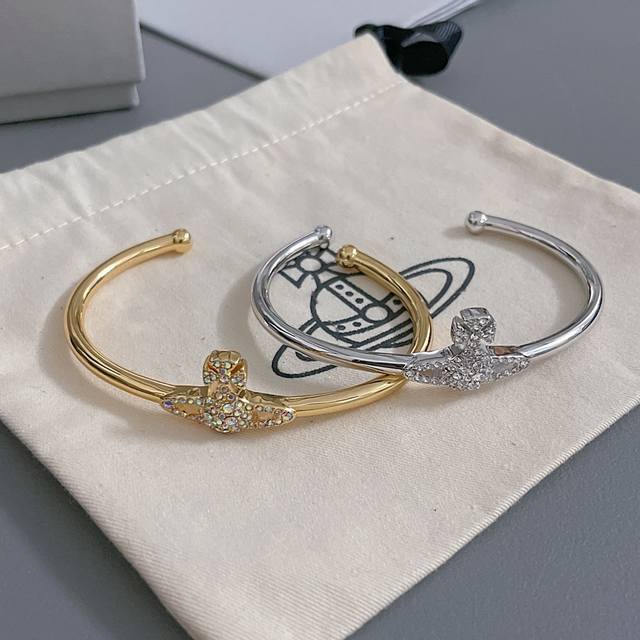 Vivienne Westwood Saturn Bracelet Baby, what is a happy planet? Come, this is a