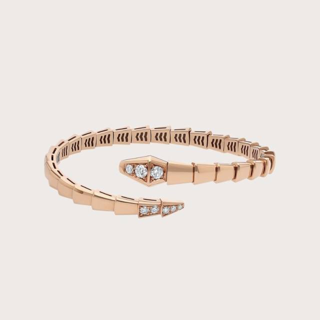 Absolutely stunning! This rose gold Bulgari snake bracelet is unbelievably beaut