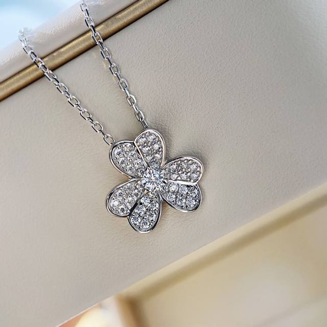 New Arrival! Clover Necklace. What an amazing necklace! It goes with any outfit