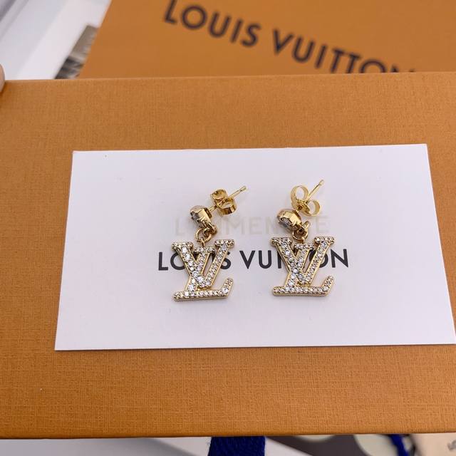 Exquisitely crafted Louis Vuitton logo stud earrings with square diamond pendant