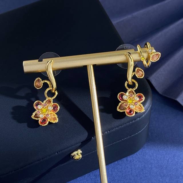 Swarovski Crystal Fashionable High-End Sparkling Diamond 3D Flower Pendant Three