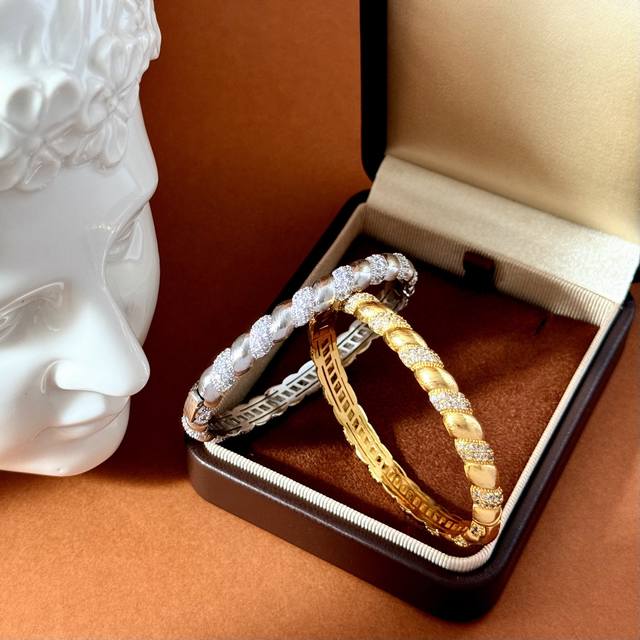 New Bangle Retro Court French Light Luxury Vintage Coin Style Twisted Wrapped Wi