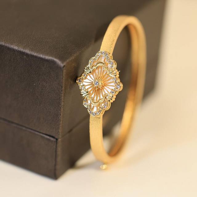 V Gold Buccellati White Mother-of-Pearl Bangle Ddd