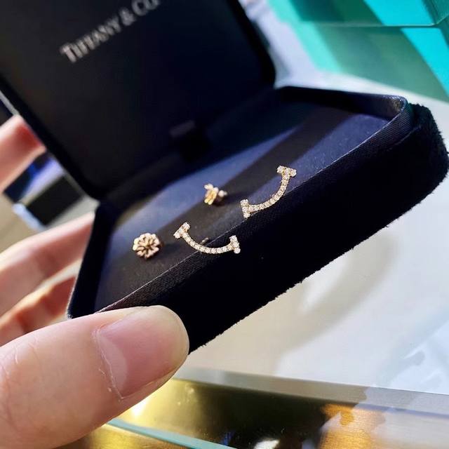 Super Sweet Mini Smile Earrings These small and exquisite smile earrings will br