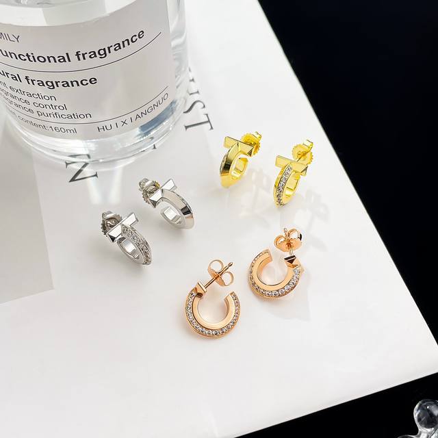 T1 Series Xs Line Earrings, sparkling with diamonds, create a modern woman's ima