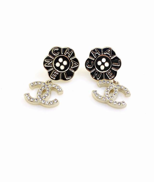 Chanel's latest light gold floral button earrings, identical to the Z batch, mad