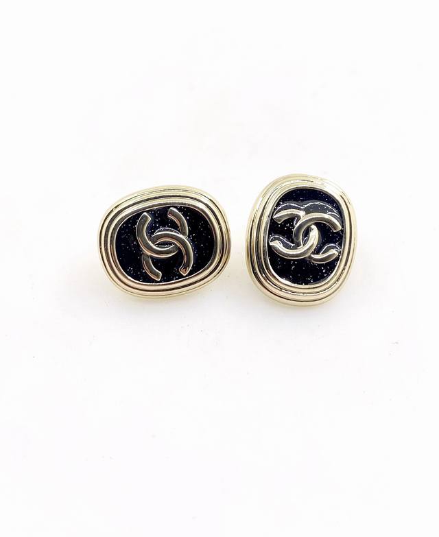 Chanel's latest black oval stud earrings, identical to batch Z, made of brass.