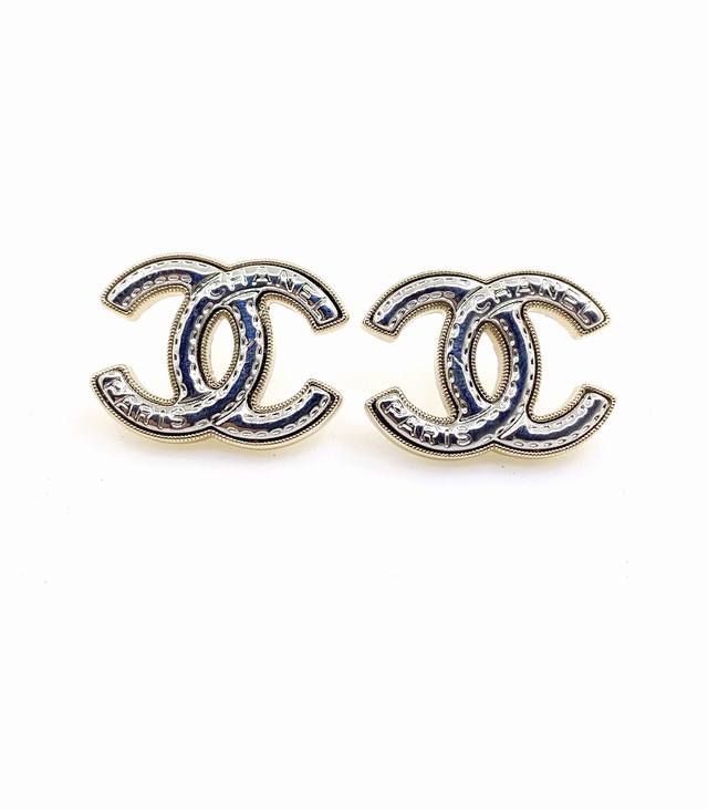 Chanel's latest two-tone Cc gold-rimmed earrings, identical to the Z batch, made