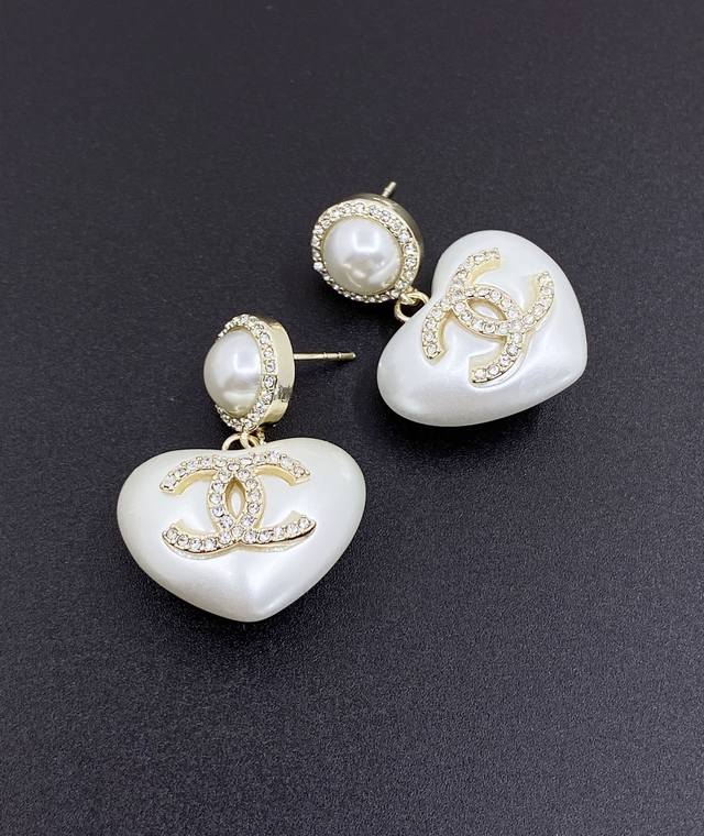 Chanel New White Heart Pearl Earrings, Same Batch Z, Brass Material Ddd