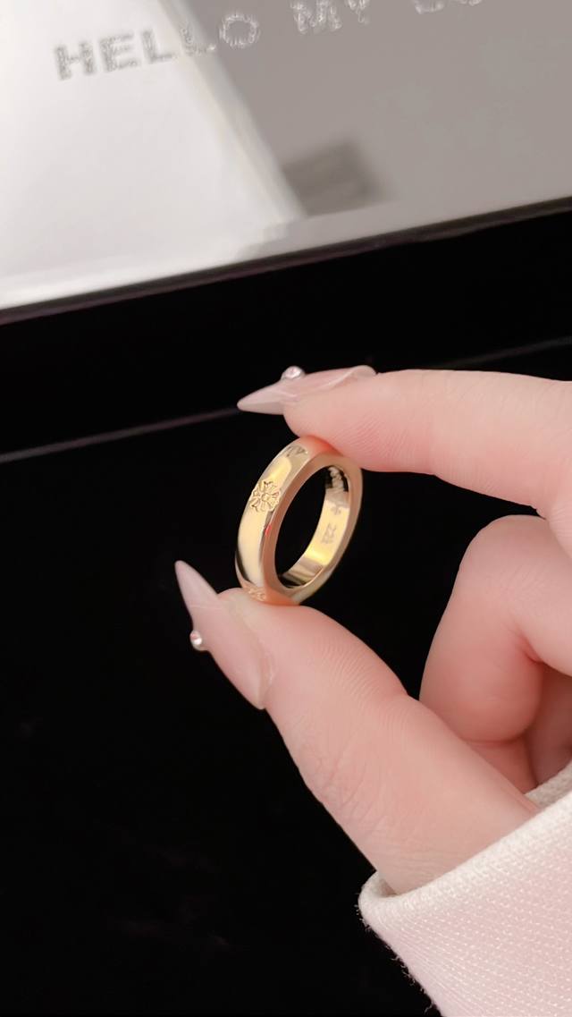 Chrome Hearts 22K gold cross-flower ring, size 678910. While many consider Chrom