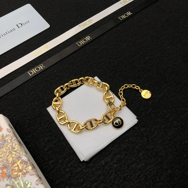 New Dior bracelet, stylish and unique, a hot seller, now available! A must-have