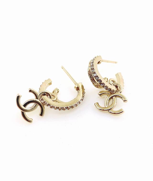 Chanel's latest double-layer Cc ear hooks, identical to batch Z, made of brass.