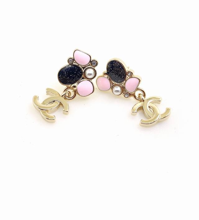 Chanel latest pink and black irregular earrings, same batch Z, brass material.