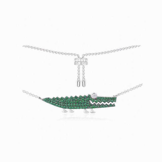 A-grade Monaco large crocodile necklace! A unique design with a fish motif on th