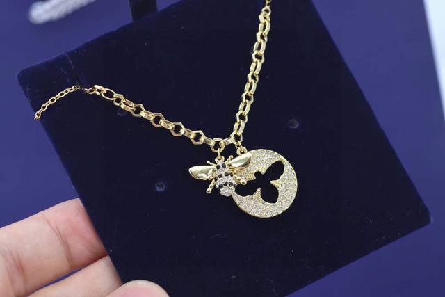 Swarovski Gold Bee Collarbone Necklace (Ddd) This stunning necklace features a p